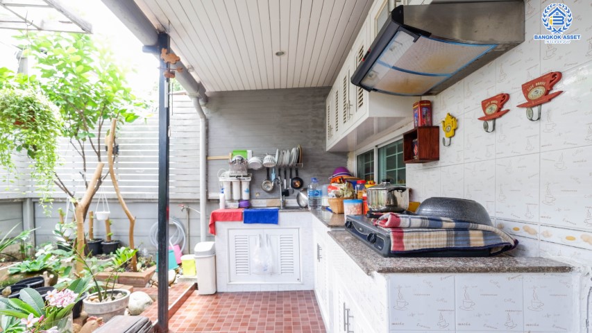 ทาวน์เฮ้าส์มือสองนนทบุรี ม. อารียา  เดอะคัลเลอร์  ติวานนท์-แจ้งวัฒนะ เนื้อที่ 19.70 ตร.ว.  ฟังก์ชันครบ 3 ห้องนอน 2 ห้องน้ำ บ้านตกแต่งใหม่พร้อมแถมเฟอร์นิเจอร์ทั้งหลัง! บรรยากาศร่มรื่น น่าอยู่มาก สภาพแวคล้อมดี บนทำเลที่ดี เดินทางสะดวก เชื่อมต่อถนน ถนนติวานนท์ ,ถนนศรีสมาน ,ถนนสะพานนนทบุรี-บางบัวทอง ใกล้รถไฟฟ้า "สถานีแจ้งวัฒนะ-ปากเกร็ด28" และทางด่วน "แจ้งวัฒนะ"